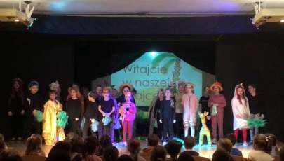 Teatralne powitanie wiosny w klasach 1A i 1B