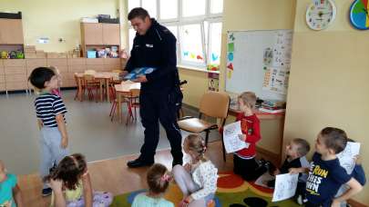 Wizyta policjanta w zerwkach