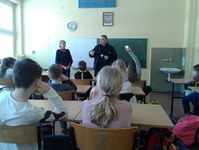 Spotkanie z policjantami w klasie IV G