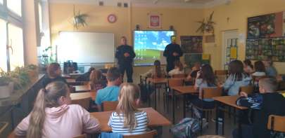 Bezpieczni w sieci - spotkanie klasy 5b z funcjonariuszami policji