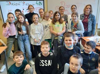 Klasa 4B wituje Dzie Pizzy