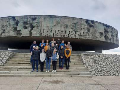Klasa 8D na muzealnej lekcji historii w Pastwowym Muzeum na Majdanku