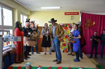 Przedstawienie Czerwone Kapturki w wykonaniu rodzicw uczniw z klasy 3A