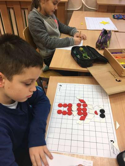 Czekajc na boonarodzeniow gwiazdk kodujemy z darami Froebla w klasie I B
